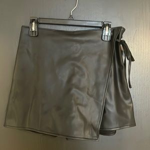 NEVER WORN - Size M - Black Leather Skort